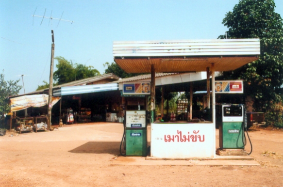 Benzínka nedaleko Amphoe Charoensin
